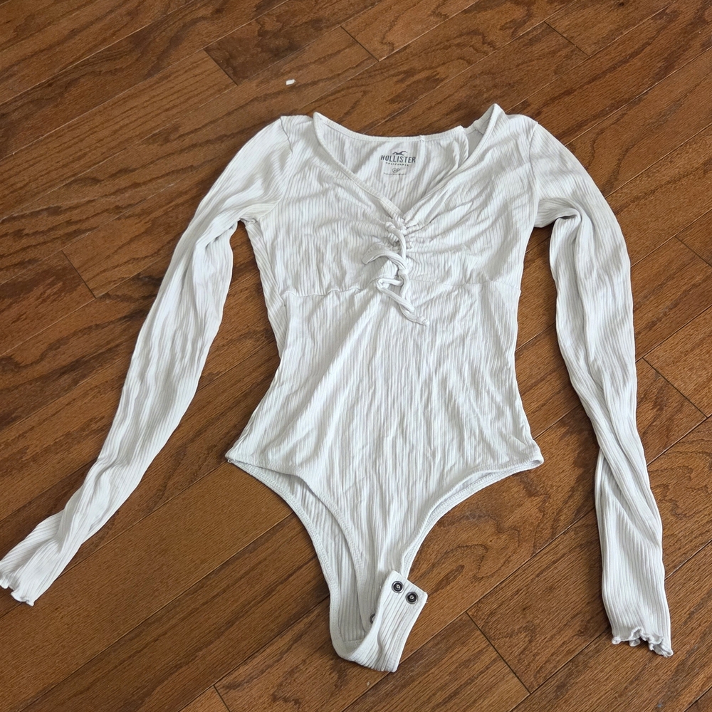 Hollister White XS Long Sleeve Bodysuit